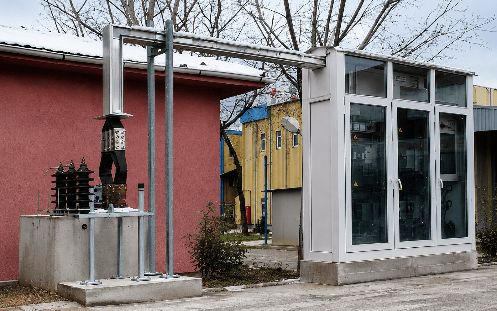 GS Super Compact overhead busway at an outdoor electrical utility yard